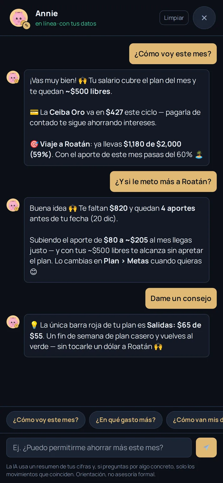 Chat del asesor respondiendo «¿Cómo voy este mes?» con las cifras reales del hogar